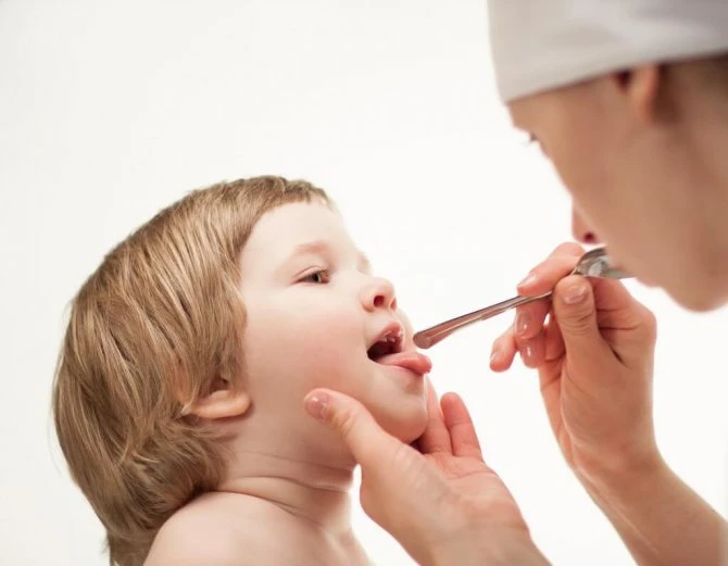 У ребёнка болит горло: как отличить ангину